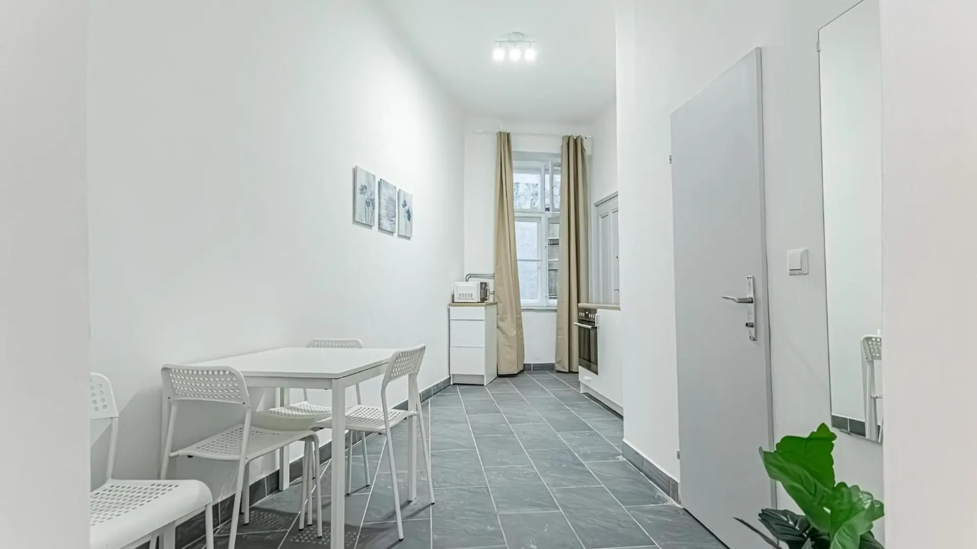 Comfortable 1 Bedroom Apartment In Prime Location Viena