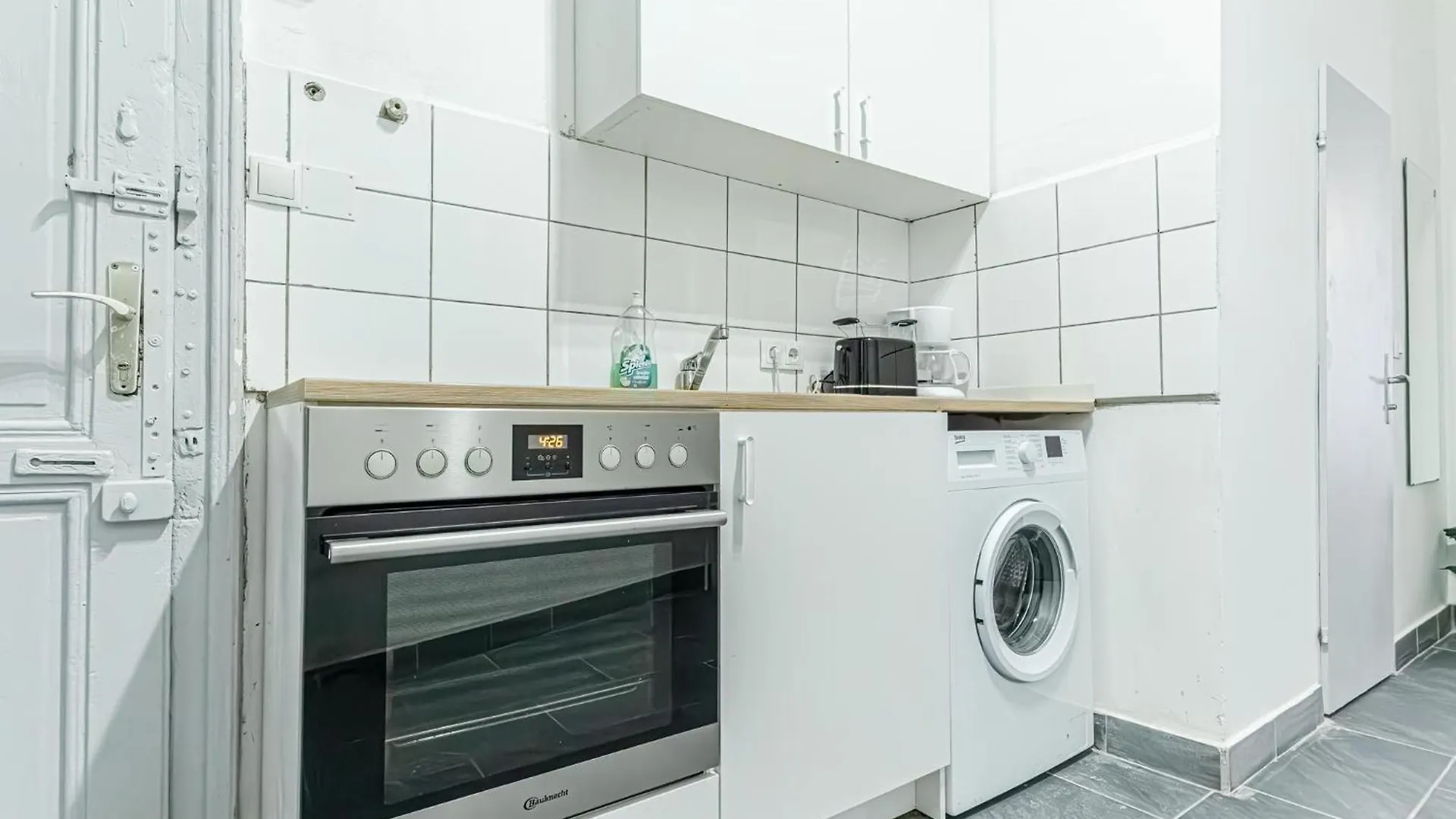 Comfortable 1 Bedroom Apartment In Prime Location Wien 0*,